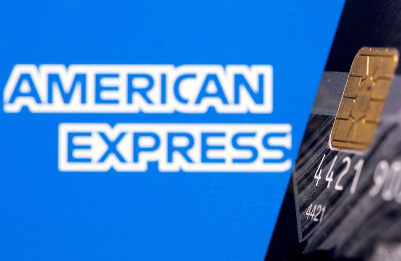 © رويترز.  صورة من الملف: تظهر بطاقة الائتمان أمام شعار American Express المعروض في هذا الرسم التوضيحي الملتقط في 15 يوليو 2021. رويترز/دادو روفيك/توضيح/صورة ملف