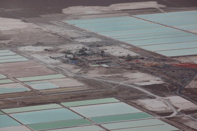 © Reuters. An aerial view shows the brine pools of SQM lithium mine on the Atacama salt flat in the Atacama desert of northern Chile, January 10, 2013. REUTERS/Ivan Alvarado/File photo