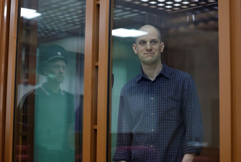 © Reuters. FILE PHOTO: Wall Street Journal reporter Evan Gershkovich, who stands trial on spying charges, is seen inside an enclosure for defendants before a court hearing in Yekaterinburg, Russia June 26, 2024. REUTERS/Evgenia Novozhenina/File Photo