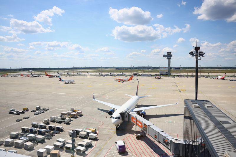 © Reuters. An airplane is parked on the tarmac as people wait for their flights following a global IT outage, at BER airport in Berlin, Germany, July, 19, 2024. REUTERS/Nadja Wohlleben