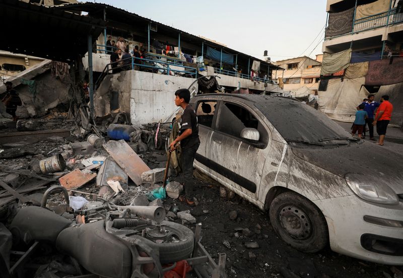 © Reuters. FILE PHOTO: A damaged vehicle is seen at a U.N.-run school sheltering displaced people, following an Israeli strike, amid Israel-Hamas conflict, in Gaza City, July 18, 2024. REUTERS/Dawoud Abu Alkas/File Photo