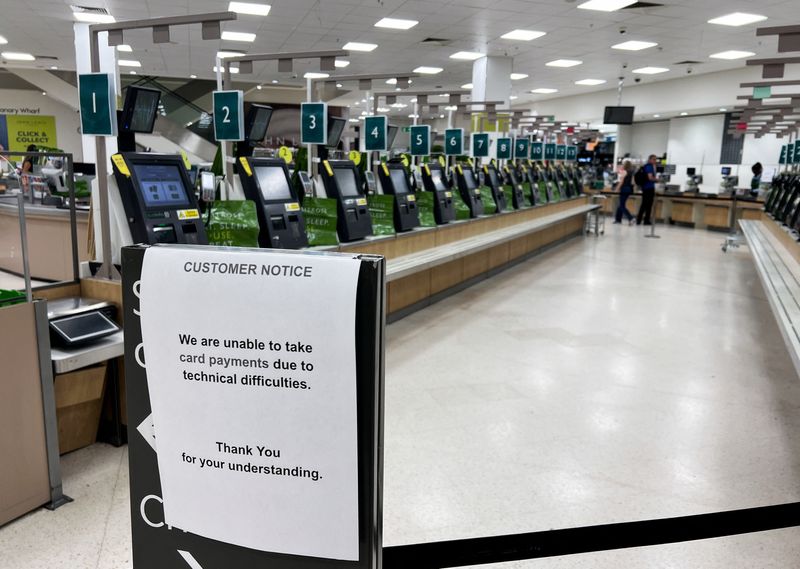 © Reuters. A notice informing customers they cannot pay by card is displayed in the self-checkout area of a Waitrose supermarket, amid a global IT outage, in Canary Wharf, London, Britain, July 19, 2024. REUTERS/Helen Reid