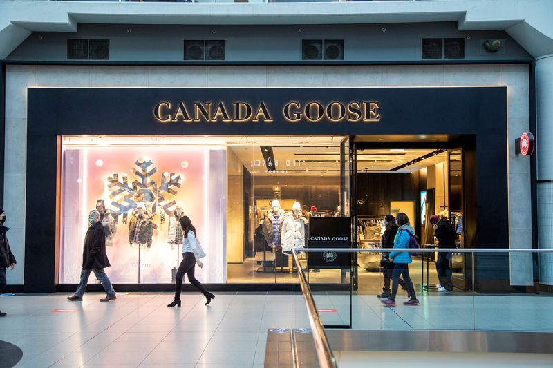 &copy; Reuters. FILE PHOTO: A Canada Goose store in the CF Toronto Eaton Centre shopping mall in Toronto, Ontario, Canada December 13, 2021.  REUTERS/Carlos Osorio/File Photo
