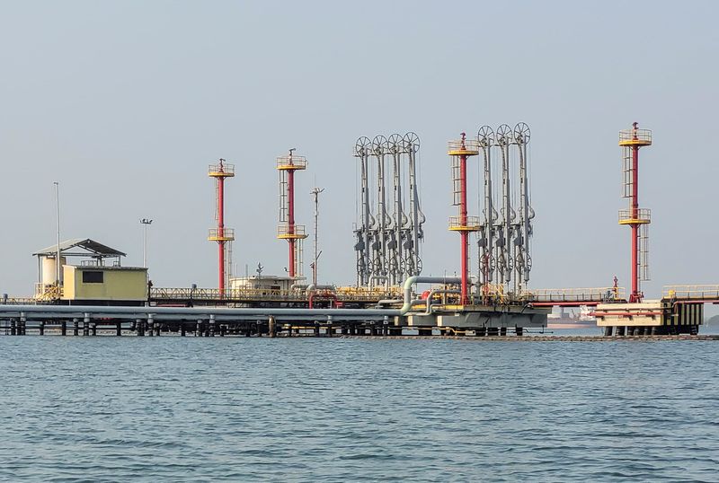 &copy; Reuters. FILE PHOTO: A complex of pipes used for the export of crude oil in a dock that is part of the Ecopetrol refinery, is seen in Cartagena, Colombia April 12, 2024. REUTERS/Nelson Bocanegra/File Photo