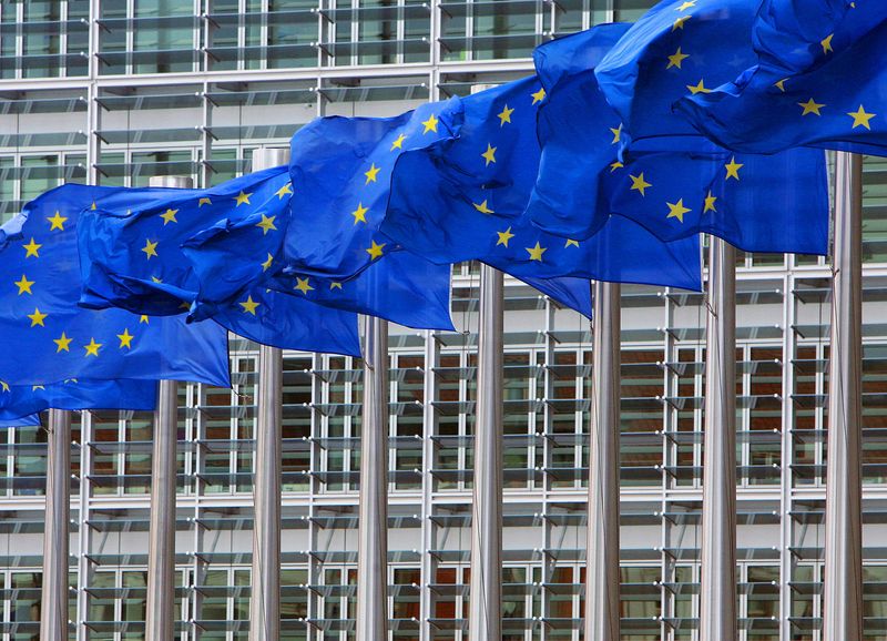 &copy; Reuters. Le bandiere dell'Unione europea all'esterno della sede della Commissione europea a Bruxelles. Foto scattata il 12 aprile 2006/REUTERS/Yves Herman