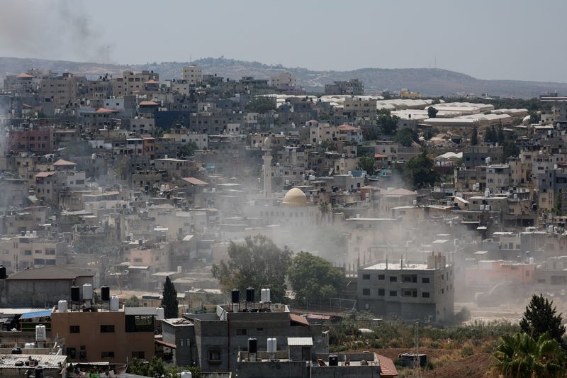 © Reuters. FILE PHOTO: Dust is seen as an Israeli army bulldozer operates during an Israeli raid in Nour Shams camp, in Tulkarm, in the Israeli-occupied West Bank, July 9, 2024. REUTERS/Mohammed Torokman/File Photo