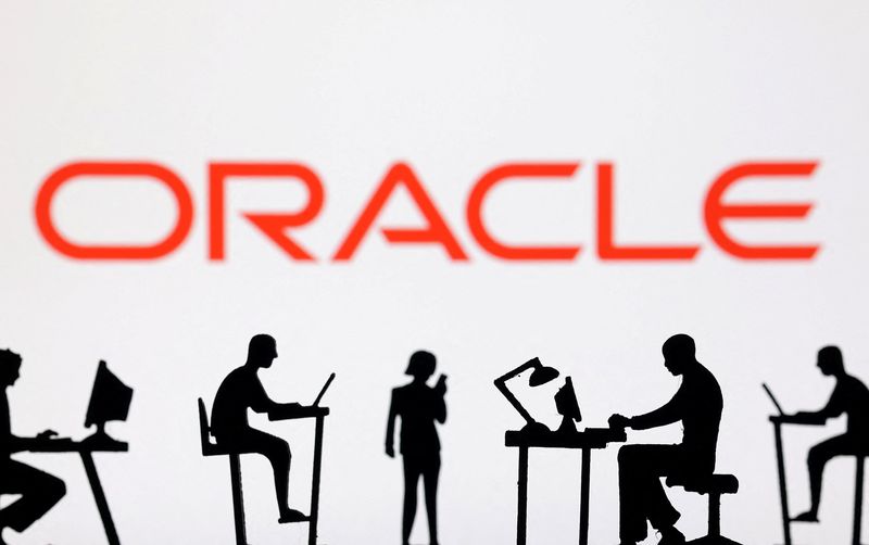 © Reuters. Figurines with computers and smartphones are seen in front of Oracle logo in this illustration taken, February 19, 2024. REUTERS/Dado Ruvic/Illustration/File photo