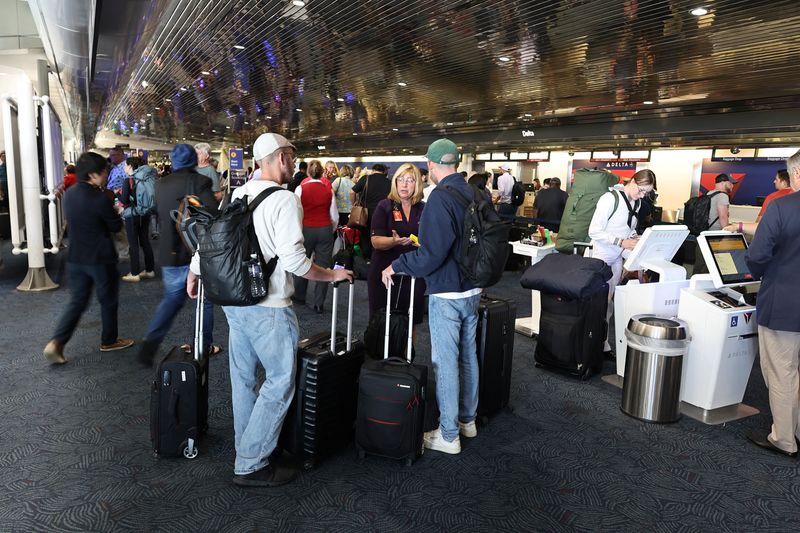 © Reuters. Travelers crowd the Milwaukee General Mitchell International Airport, after United Airlines and other airlines grounded flights due to a worldwide tech outage caused by an update to CrowdStrike's 