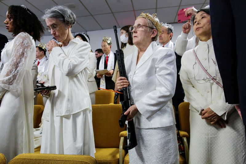 © Reuters. FILE PHOTO: A woman holds her AR-15-style rifle as people attend a blessing ceremony with their AR-15-style rifles in their cases at the Sanctuary Church in Newfoundland, Pennsylvania, U.S., February 28, 2018. REUTERS/Eduardo Munoz/File Photo