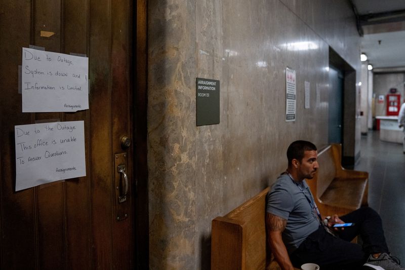 © Reuters. Signs informing people of outages are displayed at the Manhattan Criminal Court, following a global IT outage, in New York City, U.S. July 19, 2024. REUTERS/David 'Dee' Delgado