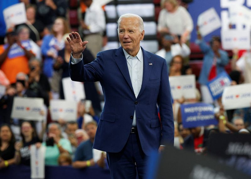 © Reuters. FILE PHOTO: U.S. President Joe Biden waves to his supporters during a campaign stop in Detroit, Michigan, U.S., July 12, 2024. REUTERS/Rebecca cook/File Photo