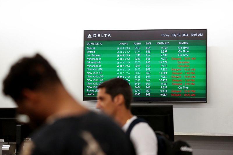 © Reuters. Passengers wait in line at ticket counters after airlines grounded flights due to a worldwide tech outage caused by an update to CrowdStrike's “Falcon Sensor