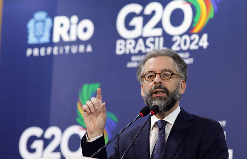 © Reuters. FILE PHOTO: Ambassador Mauricio Lyrio, Secretary of Economic and Financial Affairs of the Ministry of Foreign Affairs and Sherpa of the G20 of Brazil, talks during a news conference ahead the G20 Foreign Ministers meeting in Rio de Janeiro, Brazil, February 20, 2024. REUTERS/Ricardo Moraes/File Photo