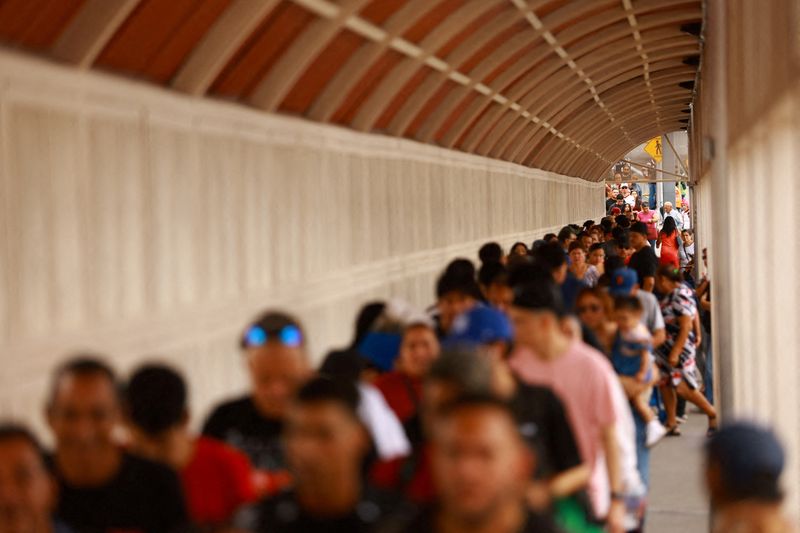 &copy; Reuters. Fila de pessoas tendando cruzar para os Estados Unidos em Ciudad Juarez, México, após falha em sistemas de computadores.nREUTERS/Jose Luis Gonzalez