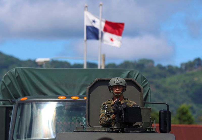 © Reuters. FILE PHOTO: A member of the Panamanian security forces attends the launching ceremony of operation Choco at Nicanor Air Base, after the Panamanian government deployed on Friday at its border with Colombia to fight organized crime and human smuggling linked to the growing flow of migrants crossing the dangerous jungle of the Darien Gap, Panama June 2, 2023. REUTERS/Aris Martinez/File Photo