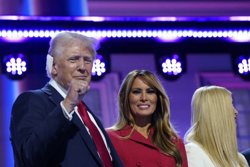 © Reuters. FILE PHOTO: Republican presidential nominee and former U.S. President Donald Trump is joined on stage by wife Melania and other relatives after he finished giving his acceptance speech on Day 4 of the Republican National Convention (RNC), at the Fiserv Forum in Milwaukee, Wisconsin, U.S., July 18, 2024. REUTERS/Elizabeth Frantz/File Photo