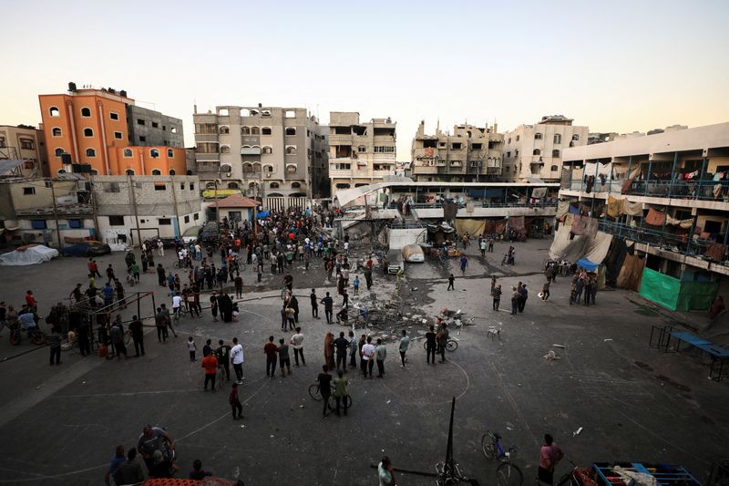 © رويترز.  صورة من الملف: فلسطينيون ينظرون إلى الأضرار التي لحقت بمدرسة تديرها الأمم المتحدة لإيواء النازحين، في أعقاب غارة إسرائيلية، وسط الصراع بين إسرائيل وحماس، في مدينة غزة، 18 يوليو، 2024. رويترز / داود أبو الكاس / صورة أرشيفية