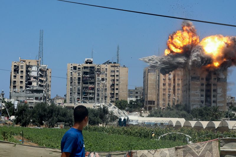 © Reuters. An explosion occurs following an Israeli air strike on a residential building, amid the Israel-Hamas conflict, in Nuseirat in the central Gaza Strip, July 20, 2024. REUTERS/Omar Naaman