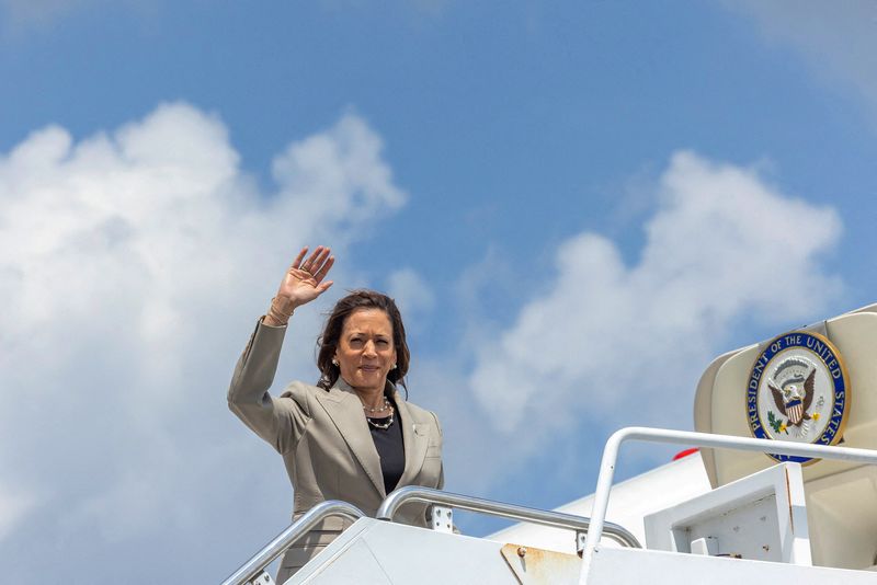 &copy; Reuters. FILE PHOTO: U.S. Vice President Kamala Harris boards Air Force Two as she leaves Pope Army Airfield after campaigning in Fayetteville, North Carolina, U.S., July 18, 2024. REUTERS/Kevin Mohatt/File Photo