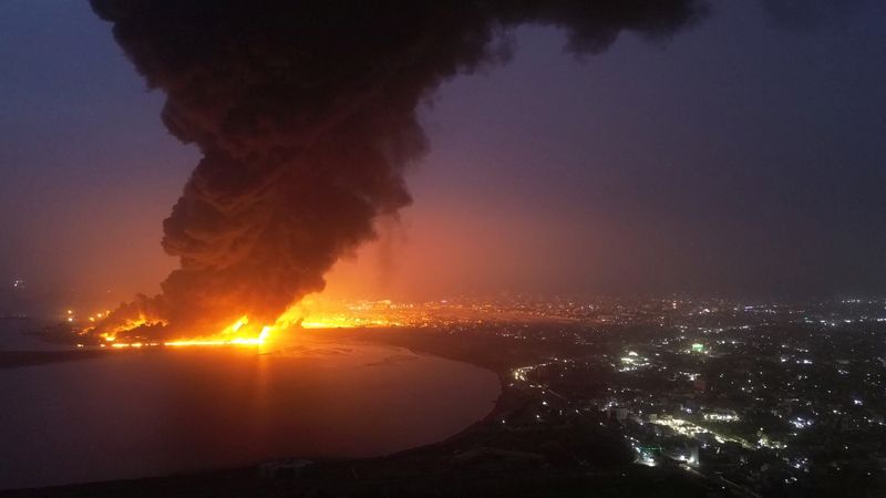 © Reuters.  An Israeli airstrike in Hodeidah, Yemen, July 20, 2024. Houthi Media Center/Handout via REUTERS