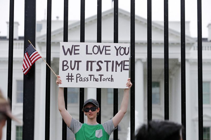 © Reuters. Arden Wiese, 20, at a demonstration demanding that President Biden withdraw from the 2024 election race, Washington, D.C., July 20, 2024. REUTERS/Allison Bailey