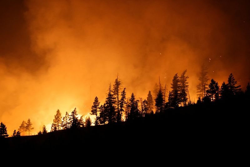 &copy; Reuters. Flames from the Shetland Creek wildfire are seen from Highway 1 outside Ashcroft, British Columbia, Canada, where 2,000 people are on evacuation alert in the the province's southern interior, July 19, 2024. REUTERS/Jesse Winter