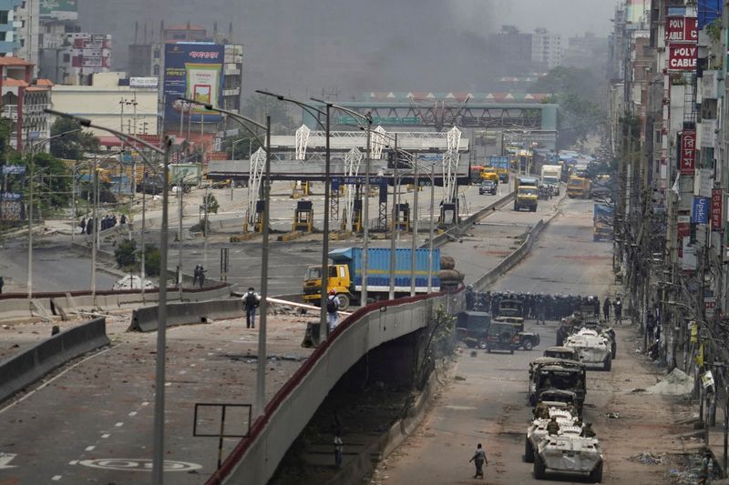 © Reuters. Smoke rises as security forces engage in clashes, during a curfew imposed in response to student-led protests against government job quotas, in Dhaka, Bangladesh, July 20, 2024. REUTERS/Anik Rahman