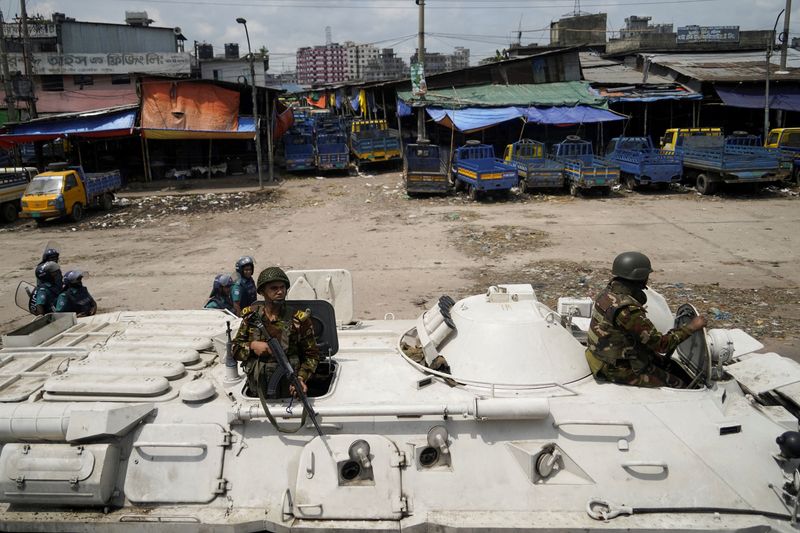 © Reuters. Members of the Bangladesh Army are seen on an armoured vehicle during a curfew imposed in response to student-led protests against government job quotas, in Dhaka, Bangladesh, July 20, 2024. REUTERS/Sultan Mahmud Mukut