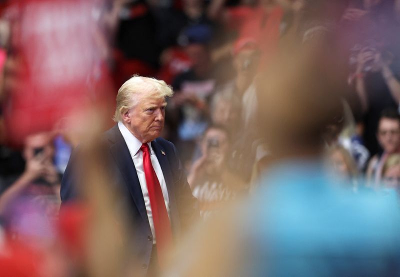 © Reuters. Republican presidential nominee and former U.S. President Donald Trump looks on, as he holds a campaign rally for the first time with his running mate, Republican vice presidential nominee U.S. Senator J.D. Vance (R-OH) in Grand Rapids, Michigan, U.S. July 20, 2024. REUTERS/Tom Brenner