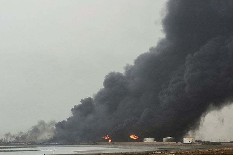 © Reuters. Smoke rises from the site of Israeli air strikes at the port of Hodeidah, in Hodeidah, Yemen July 21, 2024. REUTERS/Stringer