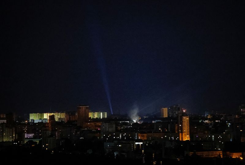 &copy; Reuters. Ukrainian servicemen use searchlights as they look for drones in the sky over the city during a Russian drone strike, amid Russia's attack on Ukraine, in Kyiv, Ukraine July 21, 2024. REUTERS/Gleb Garanich