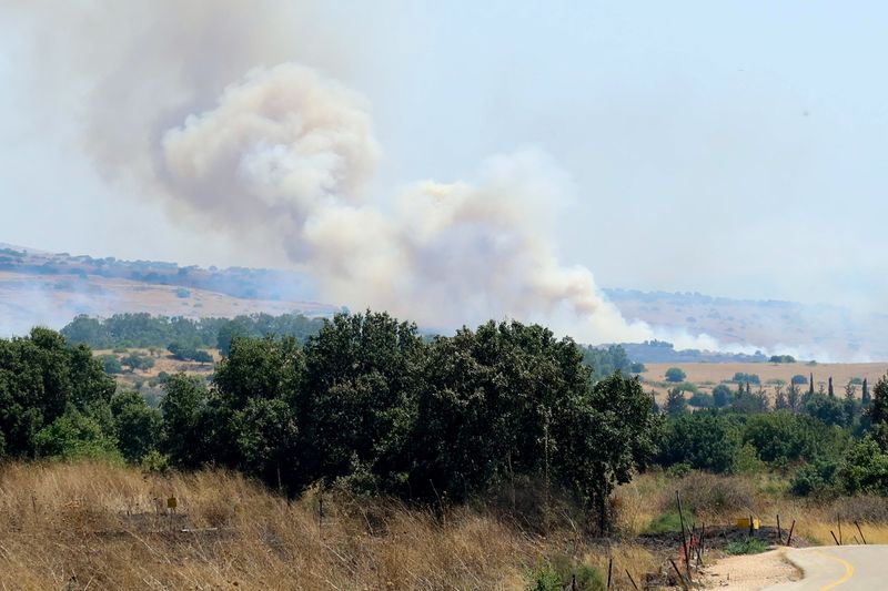 © Reuters. Smoke rises above northern Israel amid cross-border hostilities between Hezbollah and Israeli forces, July 21, 2024. REUTERS/Avi Ohayon