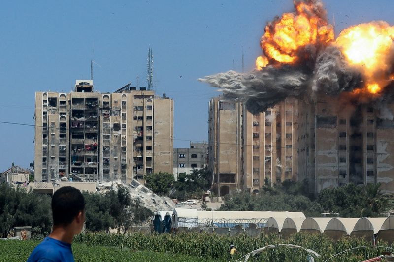 © Reuters. FILE PHOTO: An explosion occurs following an Israeli air strike on a residential building, amid the Israel-Hamas conflict, in Nuseirat in the central Gaza Strip, July 20, 2024. REUTERS/Omar Naaman/File Photo