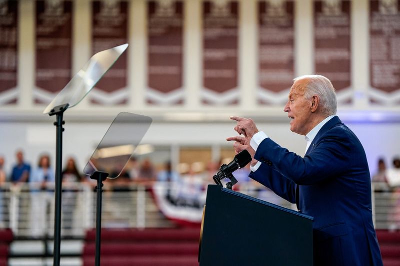 &copy; Reuters. U.S. President Joe Biden gestures as he speaks during a campaign event at Renaissance High School in Detroit, Michigan, U.S., July 12, 2024. Reuters/Elizabeth Frantz