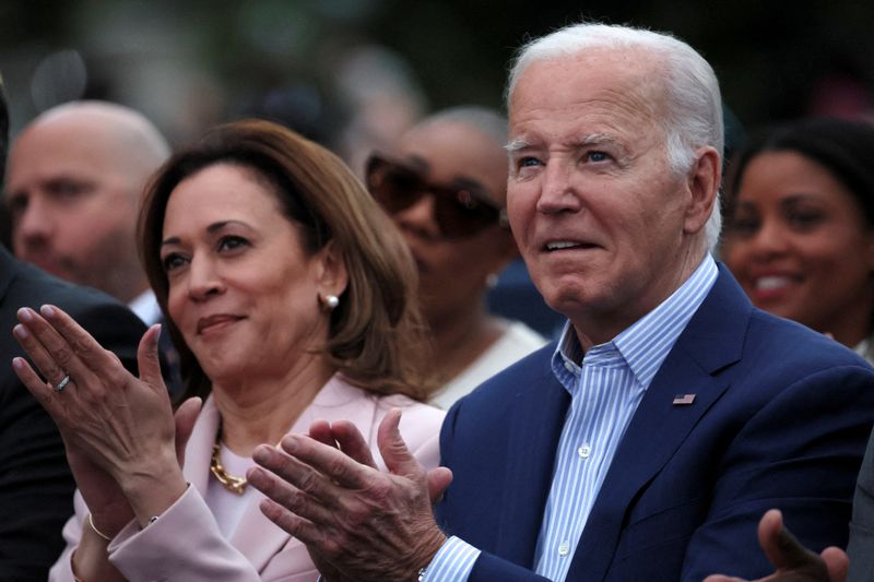 © Reuters. FILE PHOTO: U.S. President Joe Biden claps hands next to U.S. Vice-President Kamala Harris while hosting a Juneteenth concert on the South Lawn at the White House in Washington, D.C., U.S. June 10, 2024. REUTERS/Leah Millis/File Photo