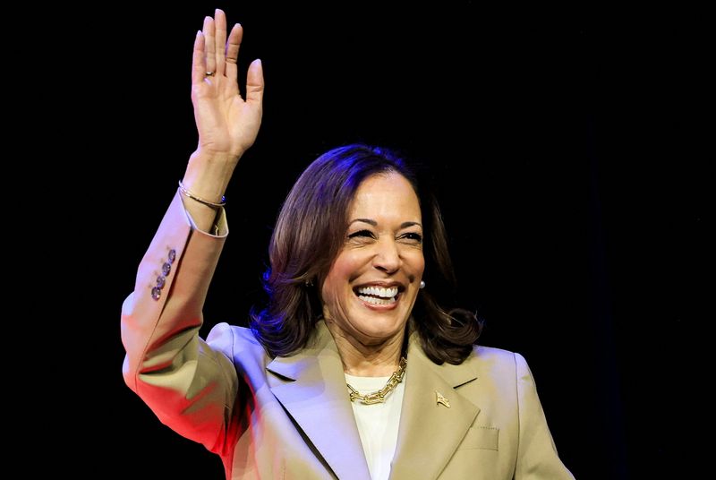 &copy; Reuters. FILE PHOTO: U.S. Vice President Kamala Harris waves as she attends an Asian and Pacific Islander American Vote (APIAVote) presidential town hall in Philadelphia, Pennsylvania, U.S., July 13, 2024. REUTERS/Kevin Mohatt/File Photo