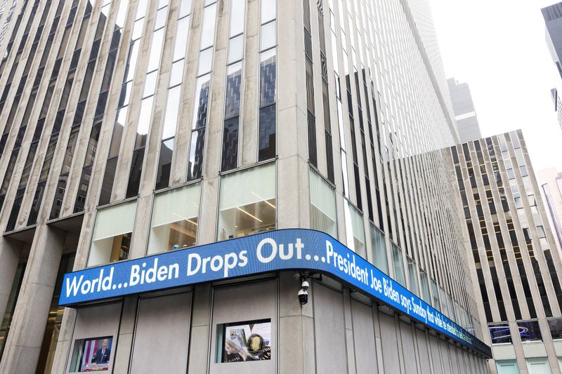 © Reuters. News on U.S. President Joe Biden's announcement that he is dropping his reelection bid is displayed on the Fox News' ticker, in New York City, U.S., July 21, 2024.  REUTERS/Caitlin Ochs