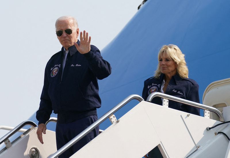 &copy; Reuters. FILE PHOTO: U.S. President Joe Biden waves as he and first lady Jill Biden board Air Force One as they depart for London to attend the funeral of Britain's Queen Elizabeth, from Joint Base Andrews in Maryland, U.S., September 17, 2022. REUTERS/Kevin Lamar