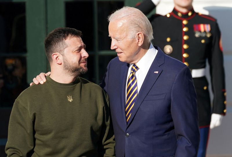 © Reuters. FILE PHOTO: U.S. President Joe Biden welcomes Ukraine's President Volodymyr Zelenskiy on the South Lawn at the White House in Washington, U.S., December 21, 2022. REUTERS/Kevin Lamarque/File Photo