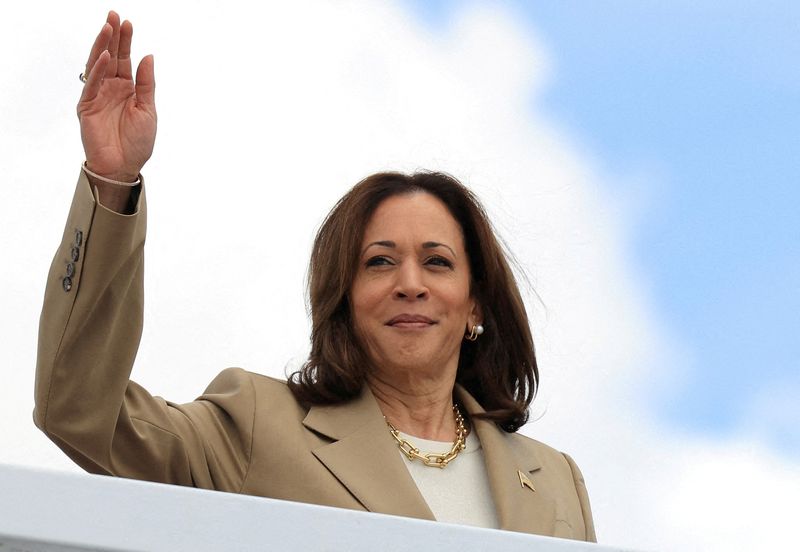 © Reuters. FILE PHOTO: U.S. Vice President Kamala Harris waves as she boards Air Force Two to depart on campaign travel to Philadelphia, Pennsylvania, at Joint Base Andrews, Maryland, U.S., July 13, 2024. REUTERS/Kevin Mohatt /File Photo