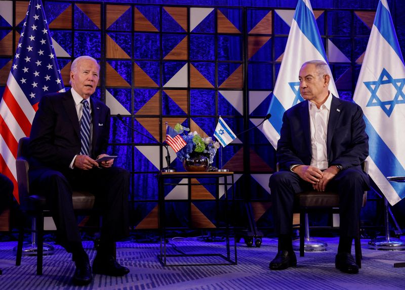 © Reuters. FILE PHOTO: U.S. President Joe Biden attends a meeting with Israeli Prime Minister Benjamin Netanyahu, as he visits Israel amid the ongoing conflict between Israel and Hamas, in Tel Aviv, Israel, October 18, 2023. REUTERS/Evelyn Hockstein/File Photo