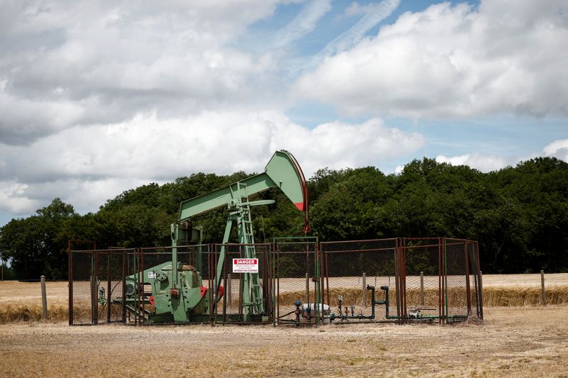 © Reuters. Một máy bơm hoạt động tại địa điểm Vermilion Energy ở Trigueres, Pháp, ngày 14 tháng 6 năm 2024. REUTERS/Benoit Tessier