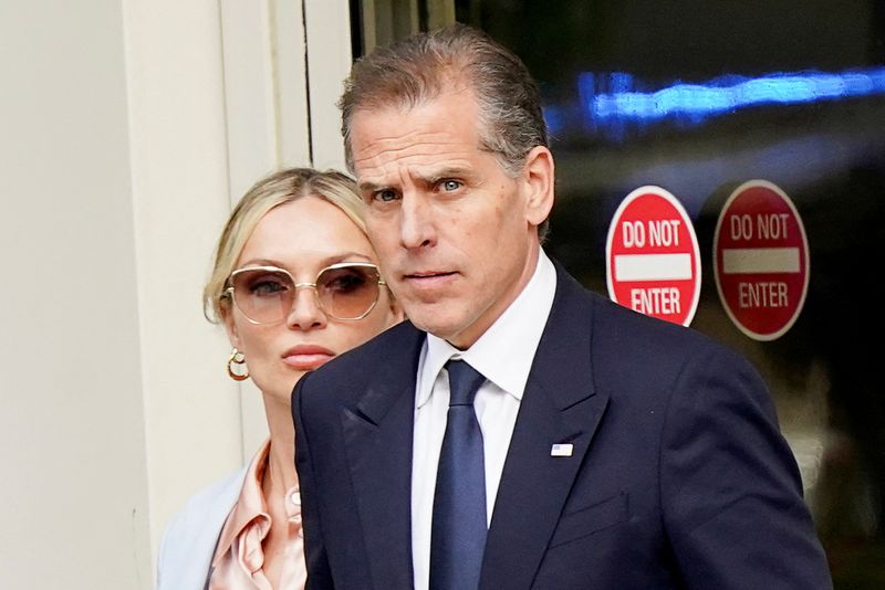 &copy; Reuters. Hunter Biden, son of U.S. President Joe Biden, departs the federal court with his wife Melissa Cohen Biden, on the second day of his trial on criminal gun charges in Wilmington, Delaware, U.S., June 4, 2024. REUTERS/Kevin Lamarque/ File Photo