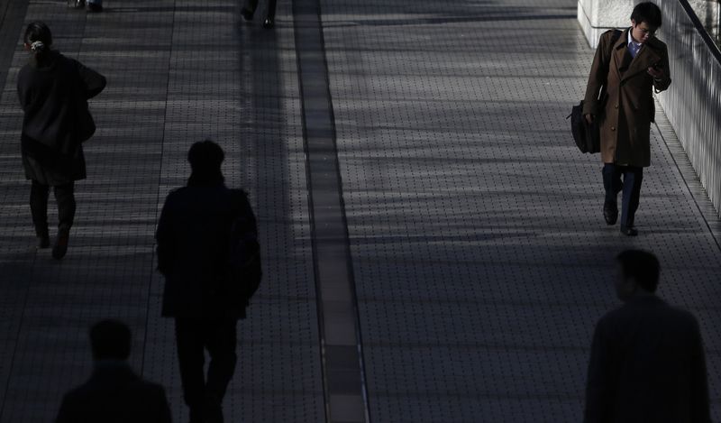 © Reuters. FILE PHOTO: Pedestrians walk on an overpass at a business district in Tokyo December 24, 2013. REUTERS/Yuya Shino/File photo