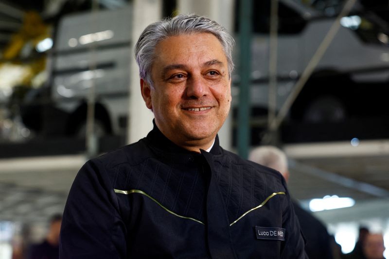 &copy; Reuters. FILE PHOTO: Renault Group's CEO Luca de Meo poses during a visit at the Renault Sandouville car factory, near Le Havre, France, March 29, 2024. REUTERS/Sarah Meyssonnier/File photo