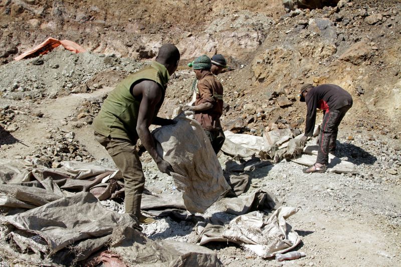 &copy; Reuters. FILE PHOTO: Artisanal miners work at the Tilwizembe, a former industrial copper-cobalt mine, outside of Kolwezi, the capital city of Lualaba Province in the south of the Democratic Republic of the Congo, June 11, 2016. REUTERS/Kenny Katombe/File Photo