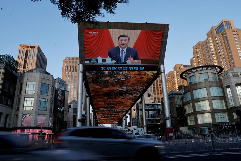 © Reuters. FILE PHOTO: A giant screen shows news footage of Chinese President Xi Jinping attending the third plenary session of the 20th Central Committee of the Communist Party of China (CPC), in Beijing, China July 18, 2024. REUTERS/Tingshu Wang/File Photo