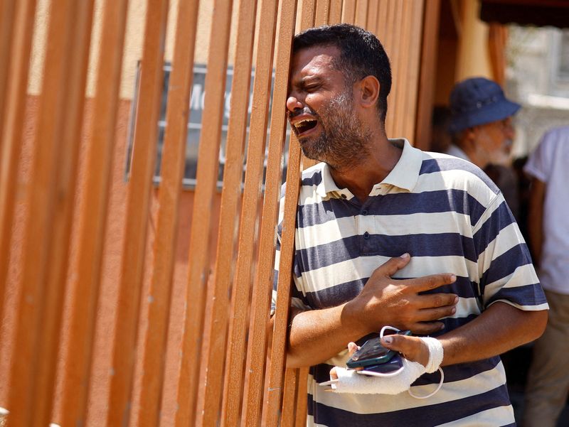 © Reuters. A mourner reacts during the funeral of Palestinians killed in Israeli strikes, amid Israel-Hamas conflict, at Nasser hospital, in Khan Younis, in the southern Gaza Strip July 22, 2024. REUTERS/Mohammed Salem