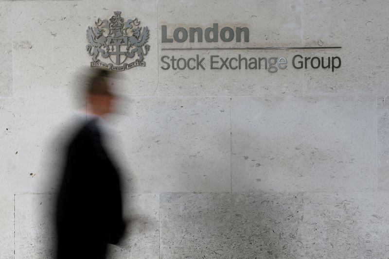 © Reuters. FILE PHOTO: A man walks past the London Stock Exchange in the City of London October 11, 2013.REUTERS/Stefan Wermuth/File Photo