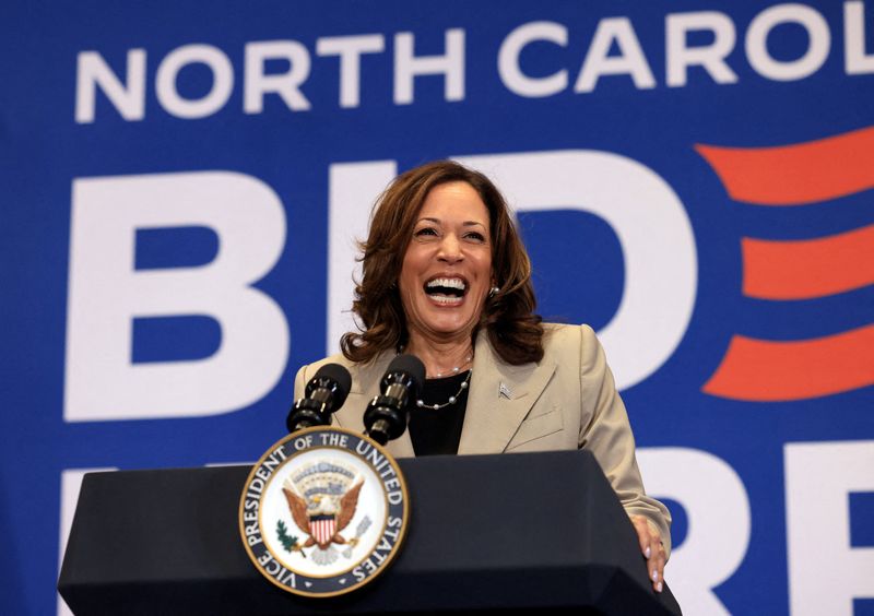 &copy; Reuters. FILE PHOTO: U.S. Vice President Kamala Harris campaigns at Westover High School in Fayetteville, North Carolina, U.S., July 18, 2024. REUTERS/Kevin Mohatt/File Photo